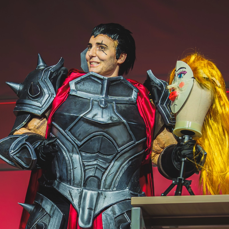 Osoba w przebraniu Dariusa z League of Legends podczas konkursu cosplay na Festiwalu Fantastyki Kapitularz 2025