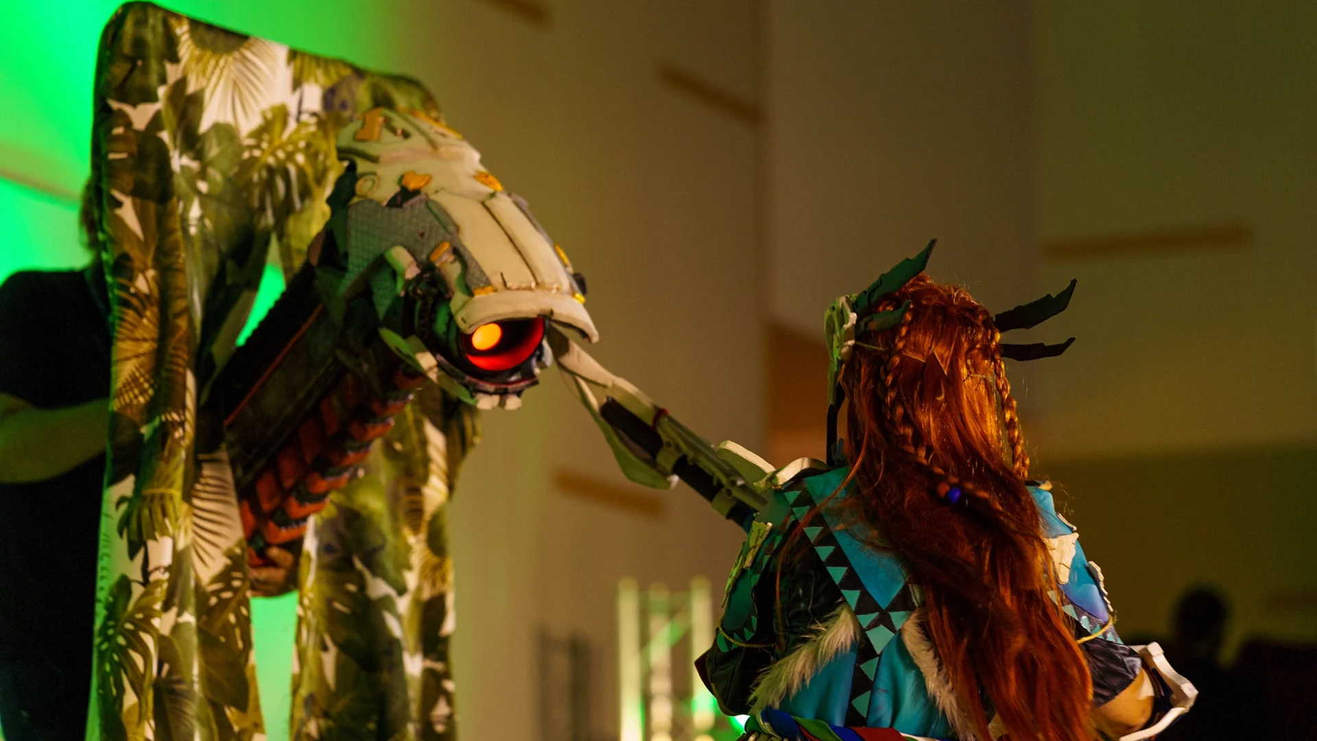 Cosplayerka Aloy z gry Horizon: Zero Dawn podczas występu scenicznego na konkursie cosplay na Festiwalu Fantastyki Kapitularz 2025