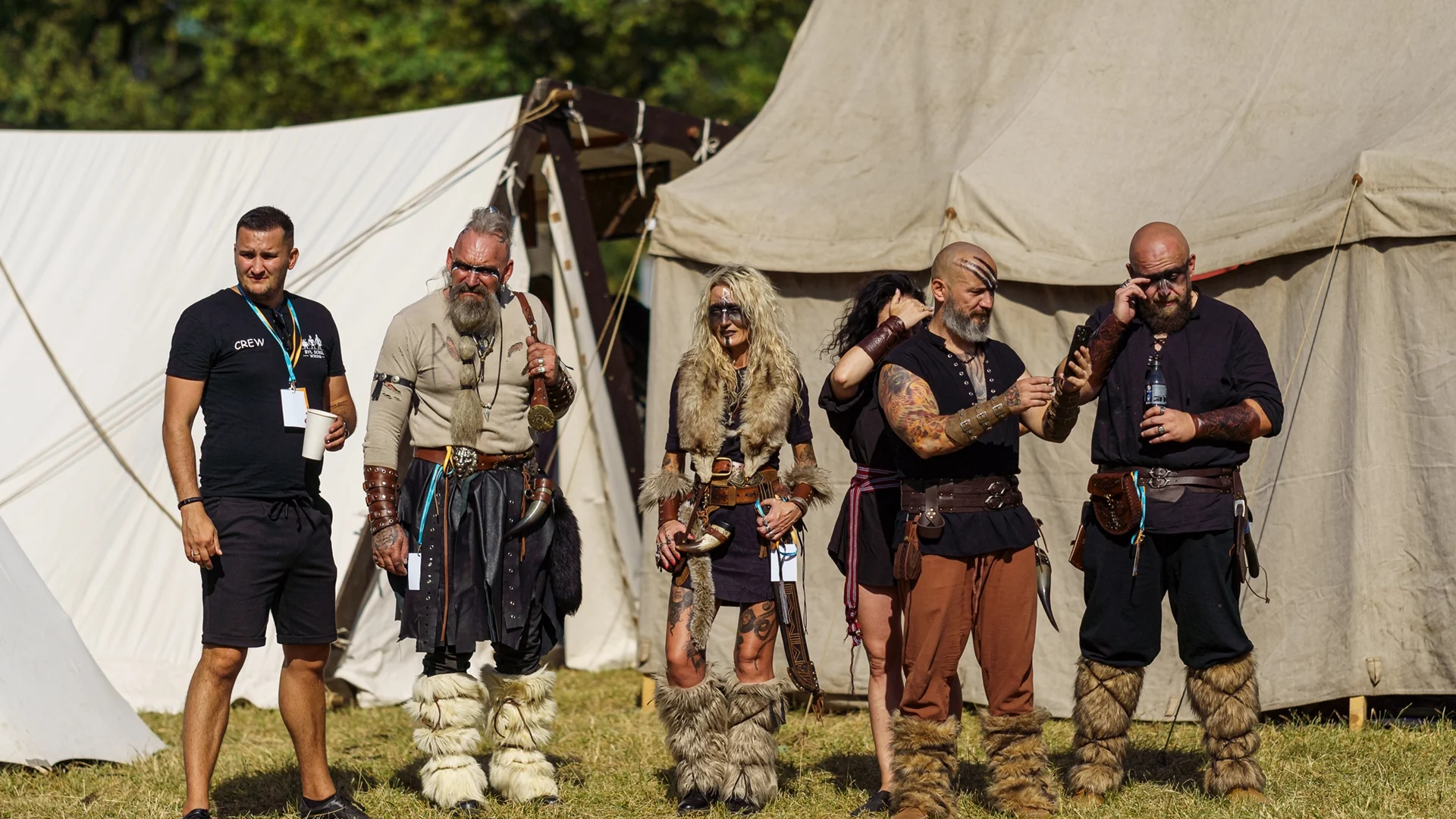 Grupa ludzi przebrana za wikingów podczas Łódzkiego Festiwalu Fantastyki Kapitularz