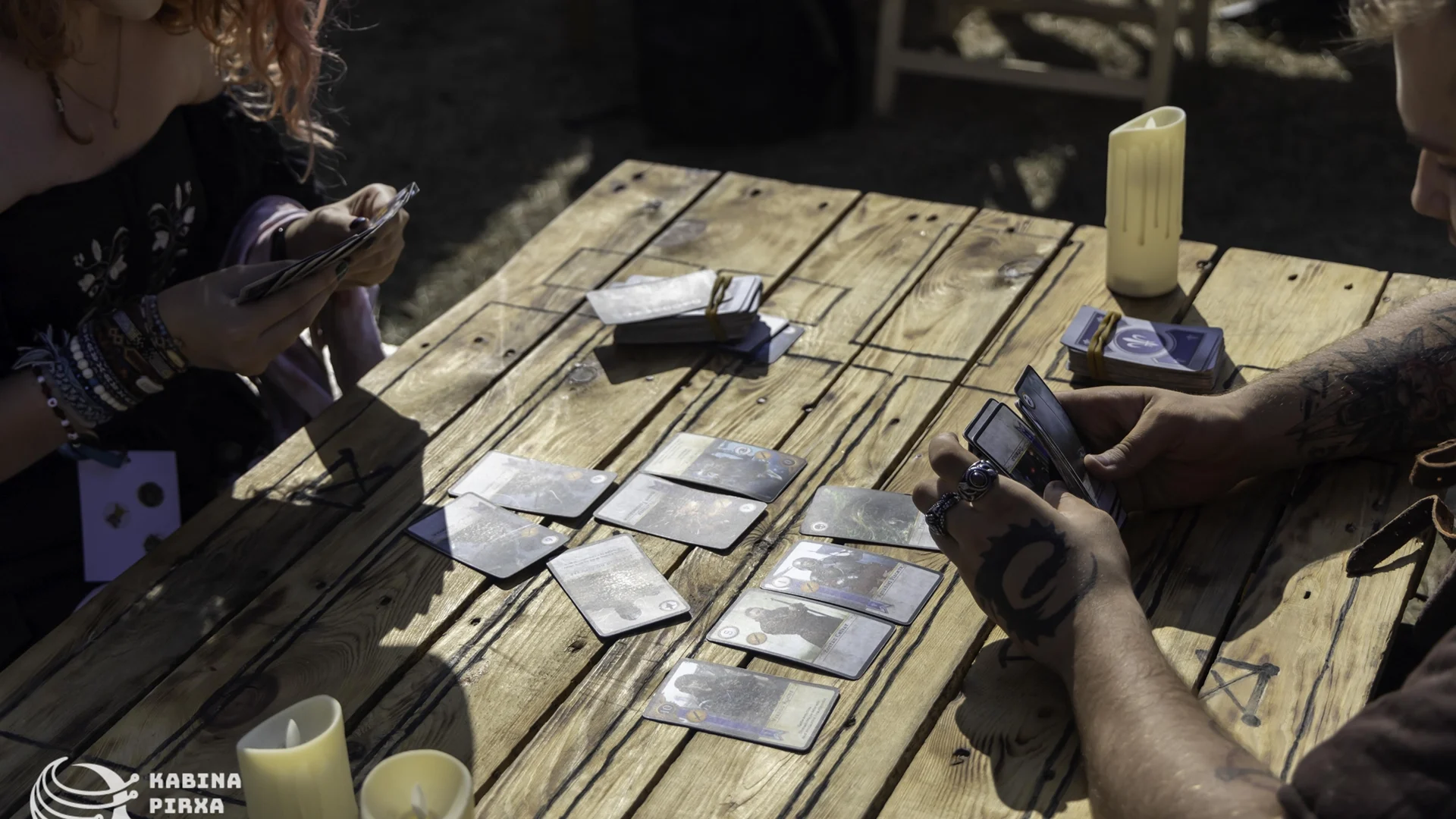 Dwie osoby grające w grę karcianą Gwint podczas Łódzkiego Festiwalu Fantastyki Kapitularz